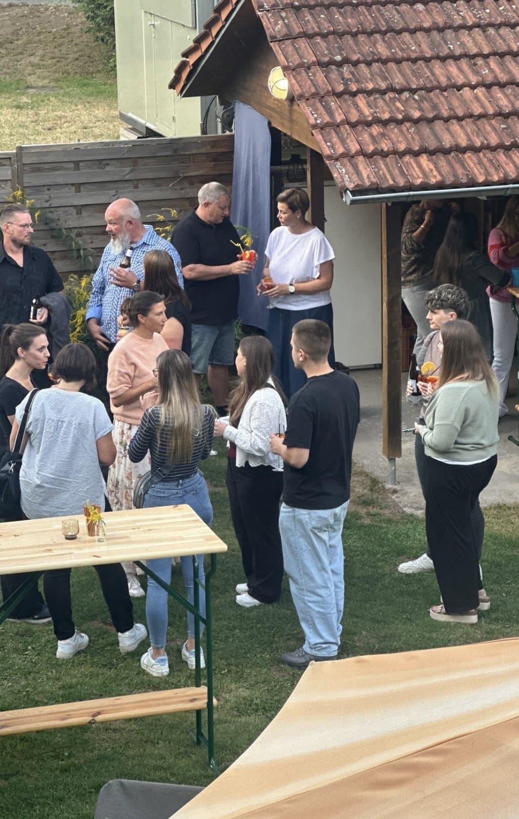 Das Team beim traditionellen Partnergrillen im Garten